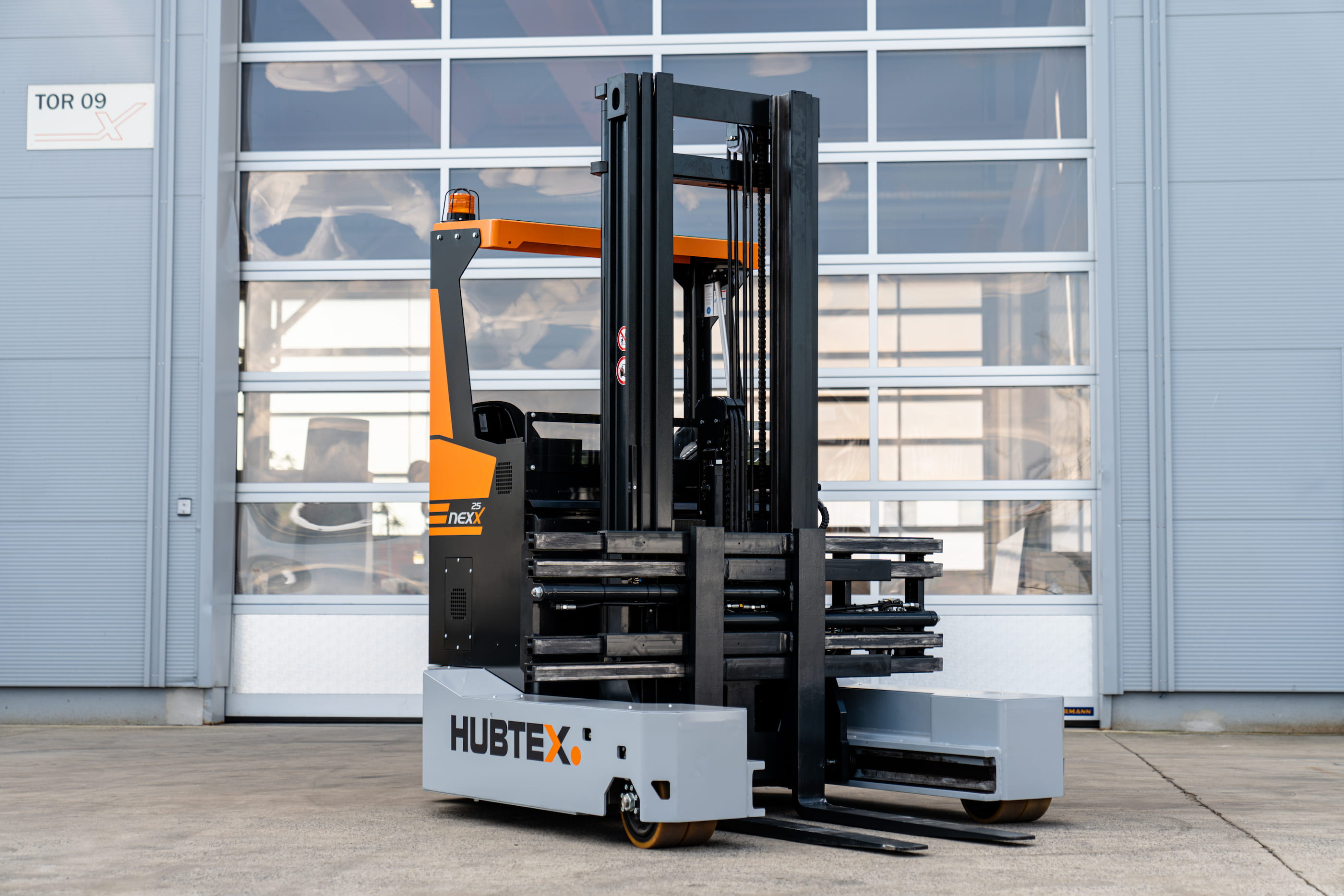 Empilhadeira com mastro retrátil multidirecional NexX: compacta